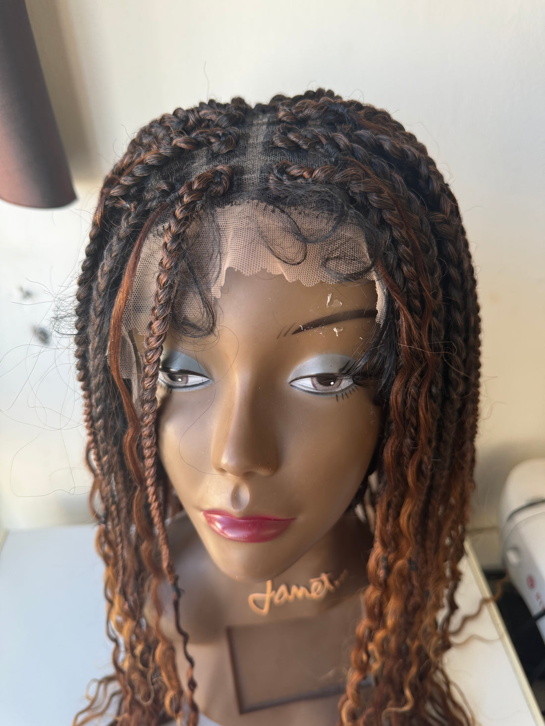 Dinha full lace boho Perruque en box braids tressée avec les mèches brésiliennes bouclées.