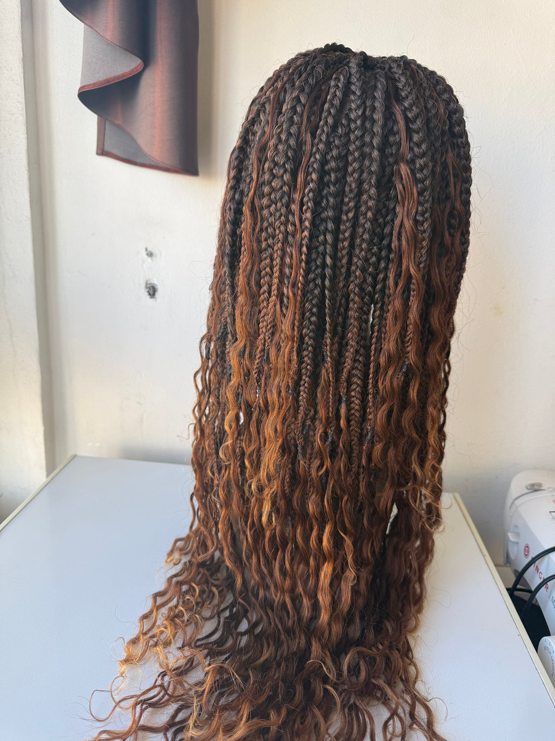 Dinha full lace boho Perruque en box braids tressée avec les mèches brésiliennes bouclées.