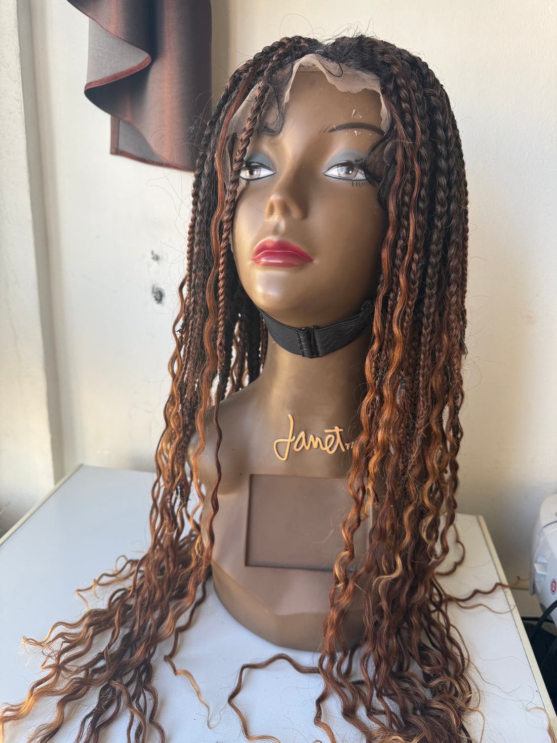 Dinha full lace boho Perruque en box braids tressée avec les mèches brésiliennes bouclées.