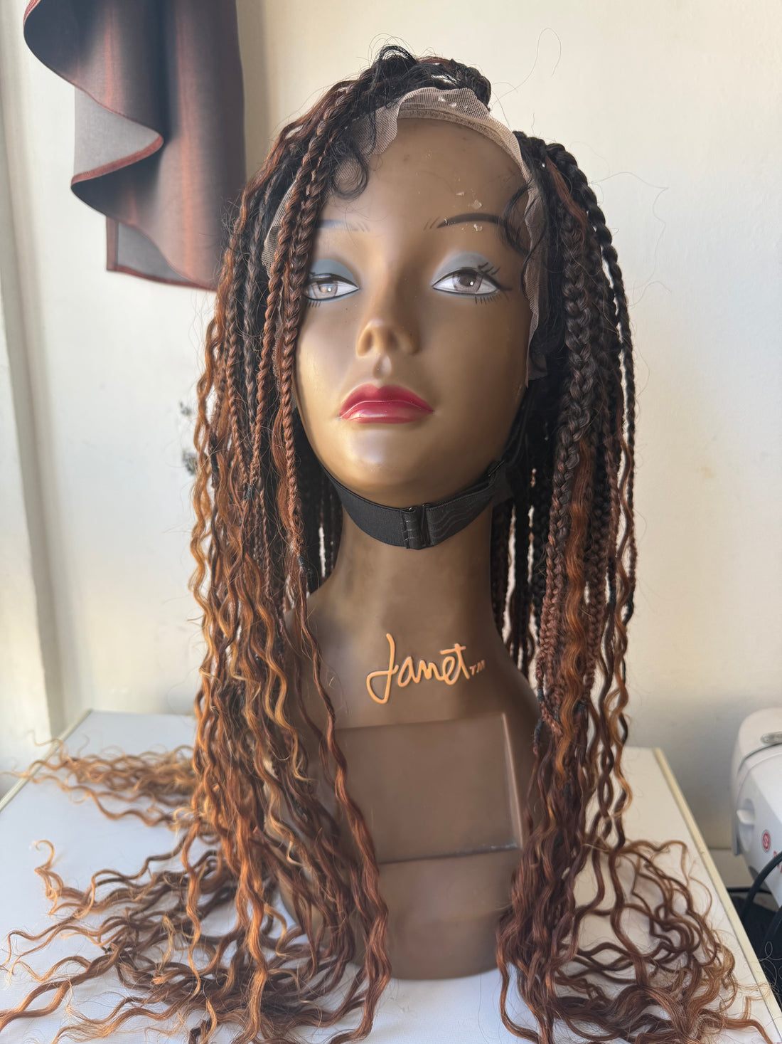 Dinha full lace boho Perruque en box braids tressée avec les mèches brésiliennes bouclées.