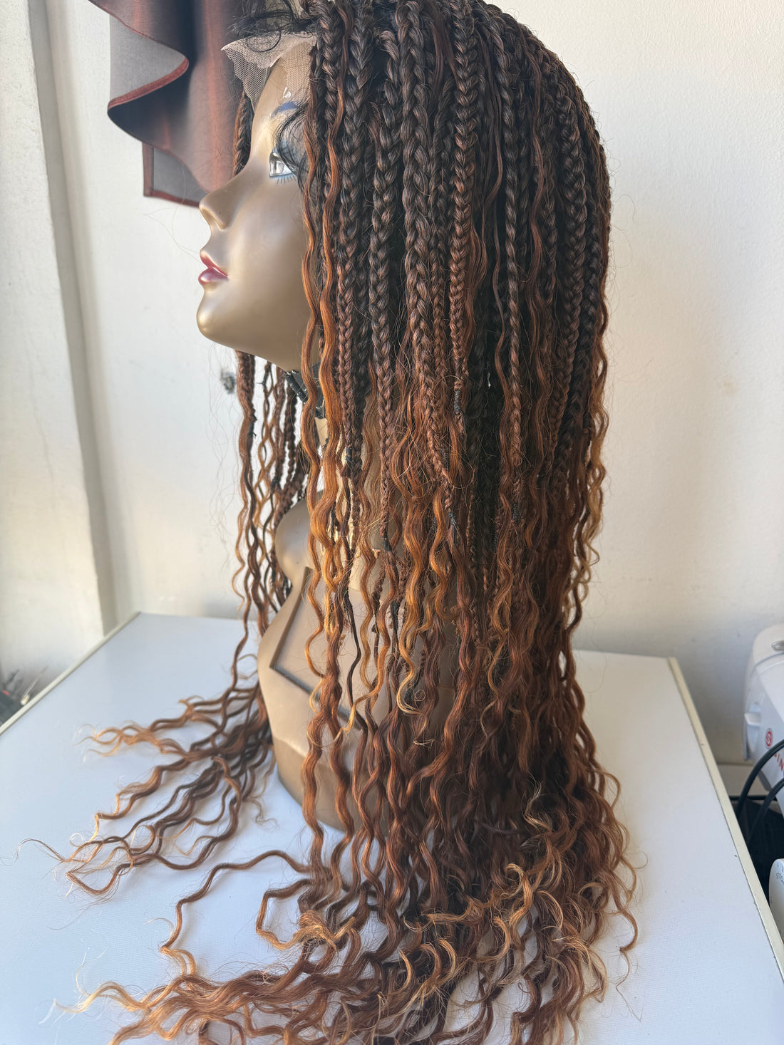 Dinha full lace boho Perruque en box braids tressée avec les mèches brésiliennes bouclées.