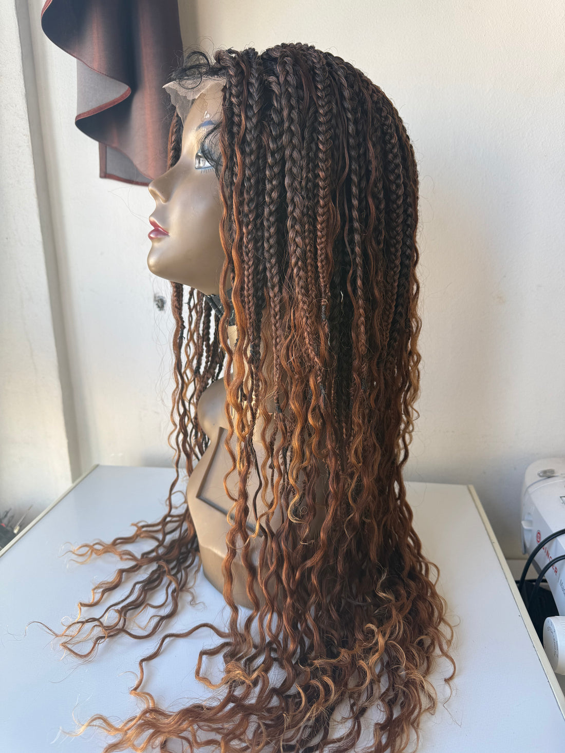 Dinha full lace boho Perruque en box braids tressée avec les mèches brésiliennes bouclées.