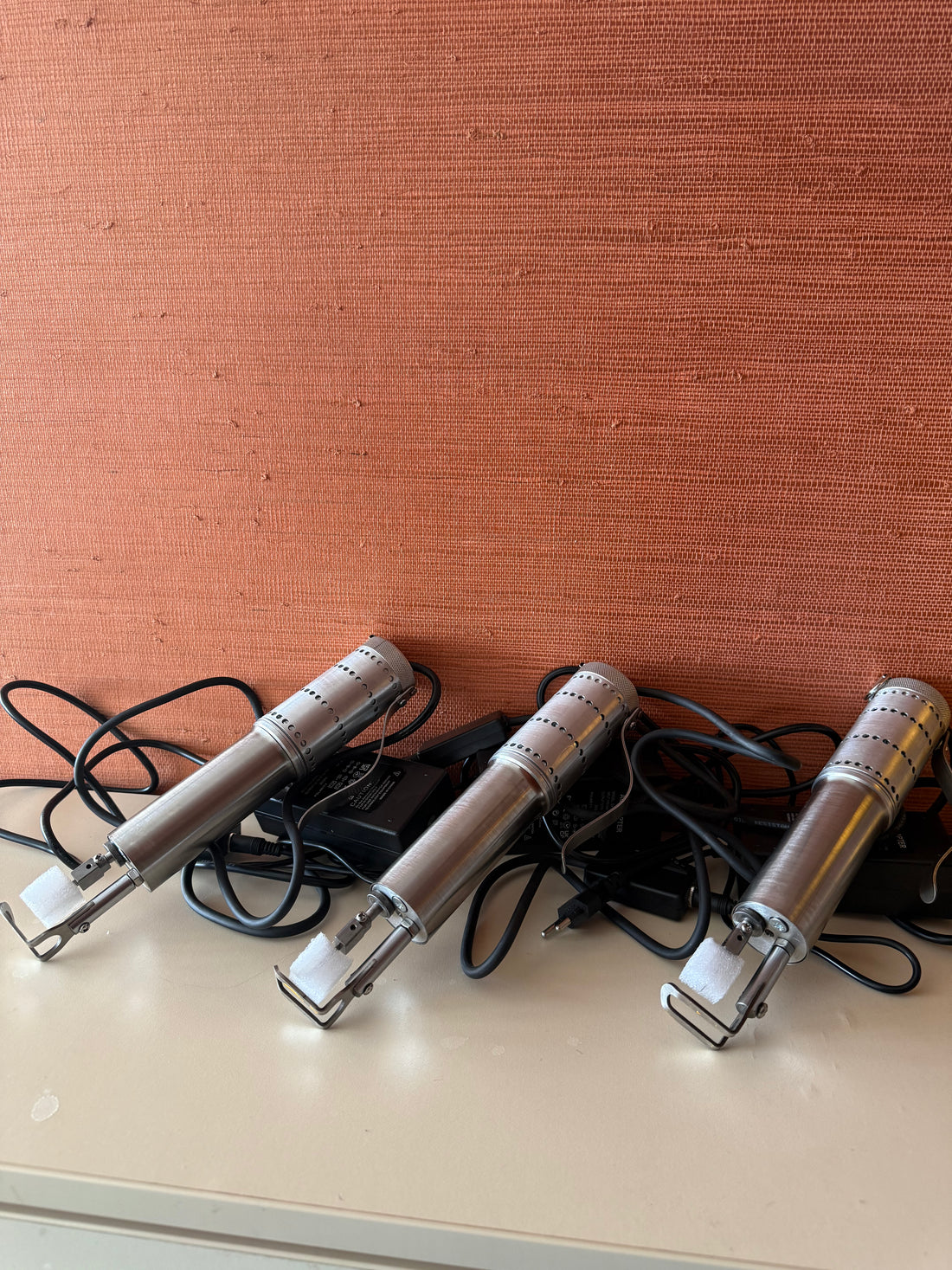 Máquina de injeção capilar elétrica para fabrico de extensões de cabelo injetadas em micropelícula.