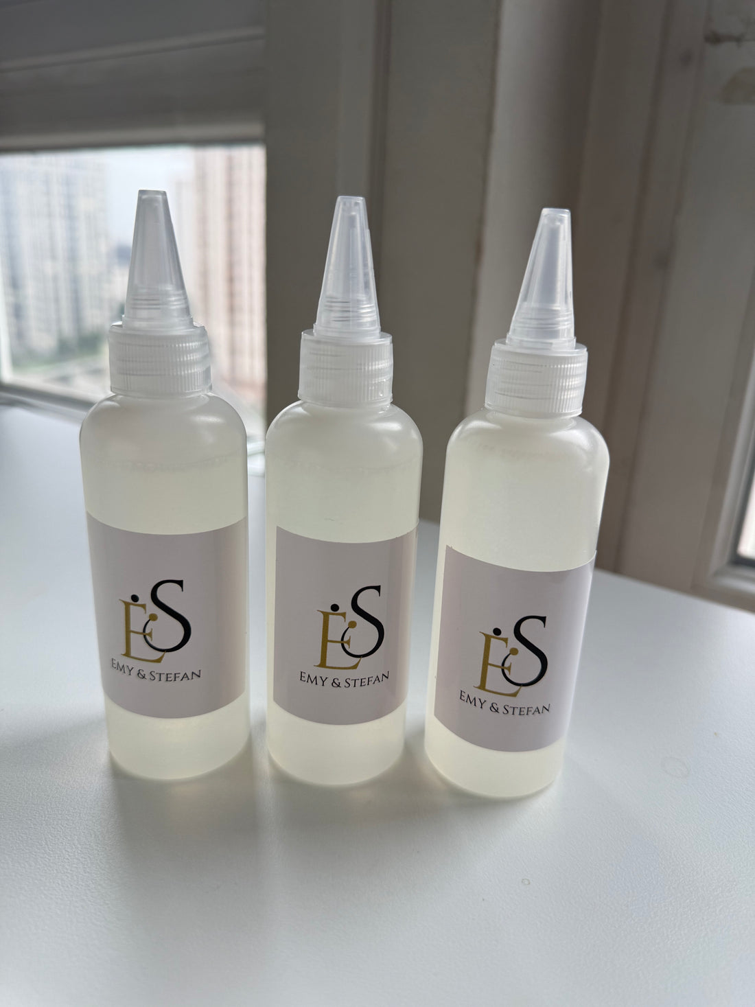 Colle pour scellement des cheveux injectés sur micro-peau