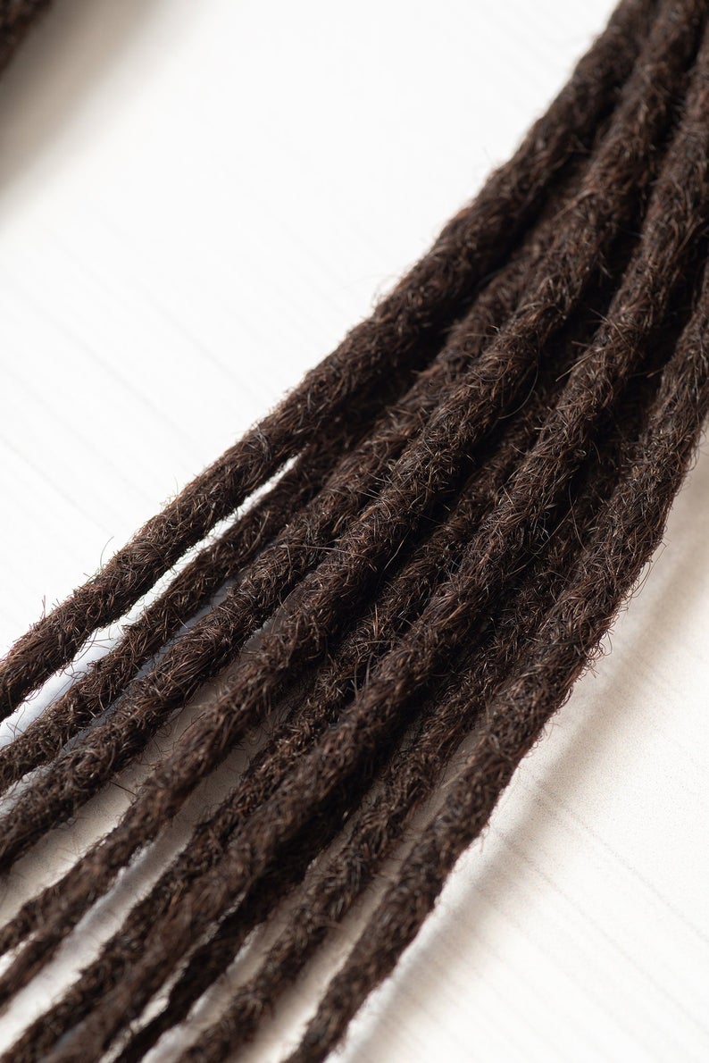 Dreadlocks châtain foncé cheveux Européens largeur 0,8 cm x 10 dreads par paquet