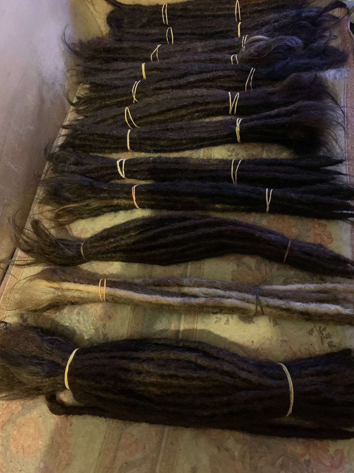 Dreadlocks châtain foncé cheveux Européens largeur 0,8 cm x 10 dreads par paquet