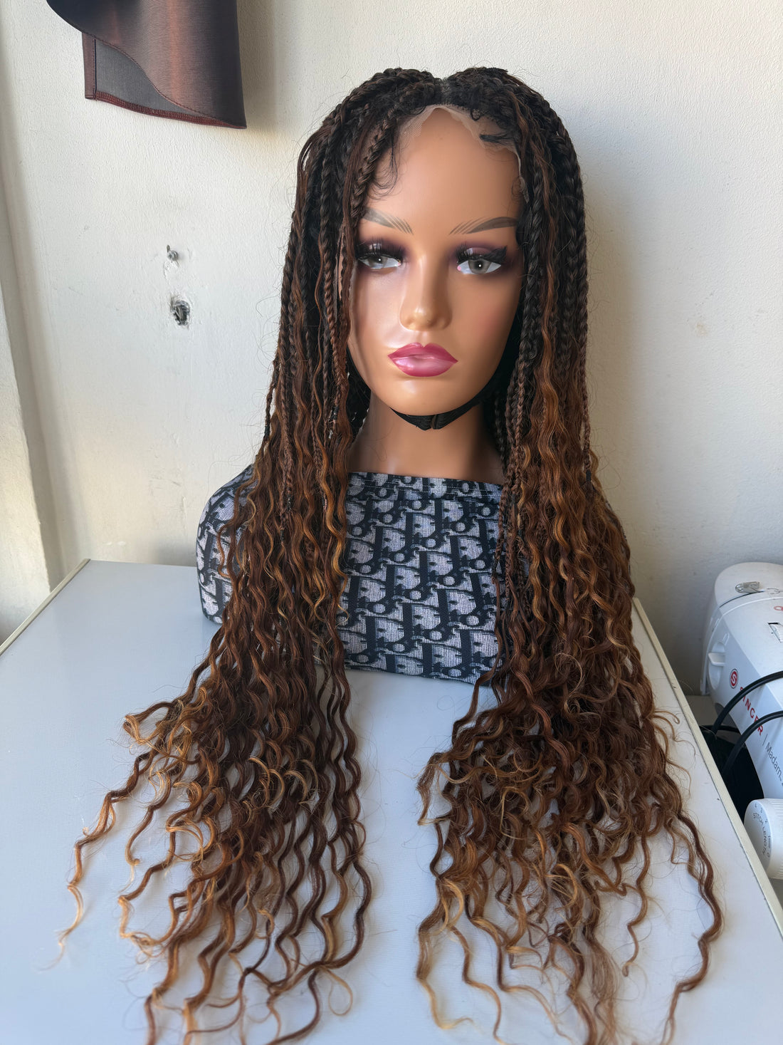Dinha full lace boho Perruque en box braids tressée avec les mèches brésiliennes bouclées.