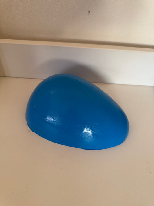 Support en caoutchouc incurvé pour l'injection de mèches de cheveux sur une micro-peau en vue de la fabrication de prothèses capillaires.