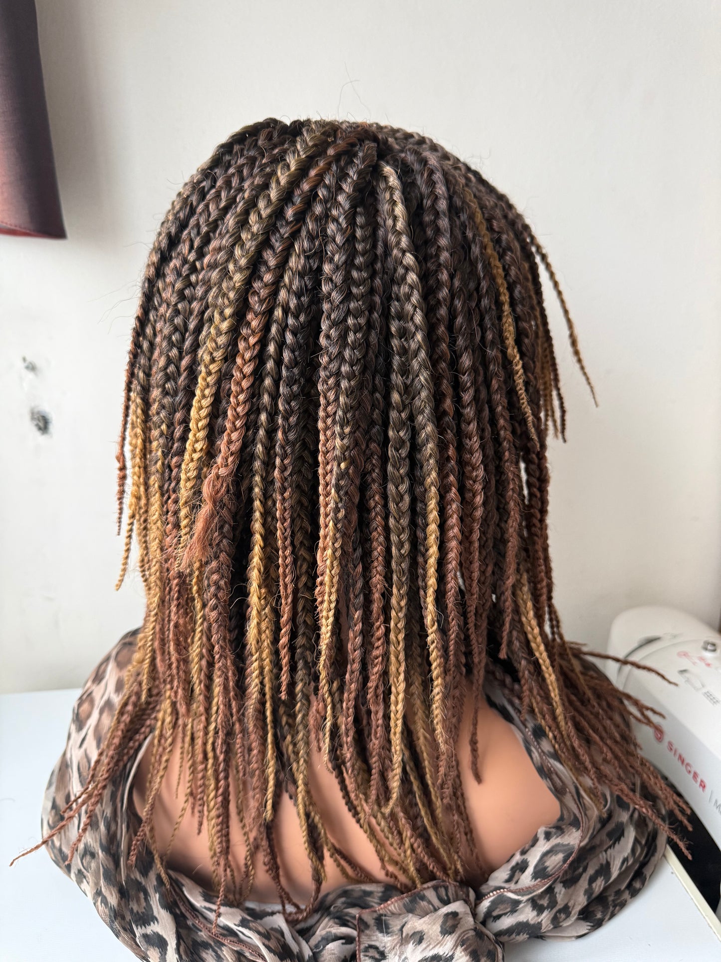 Perruque box braids tressée aux pointes marrons - Dinha