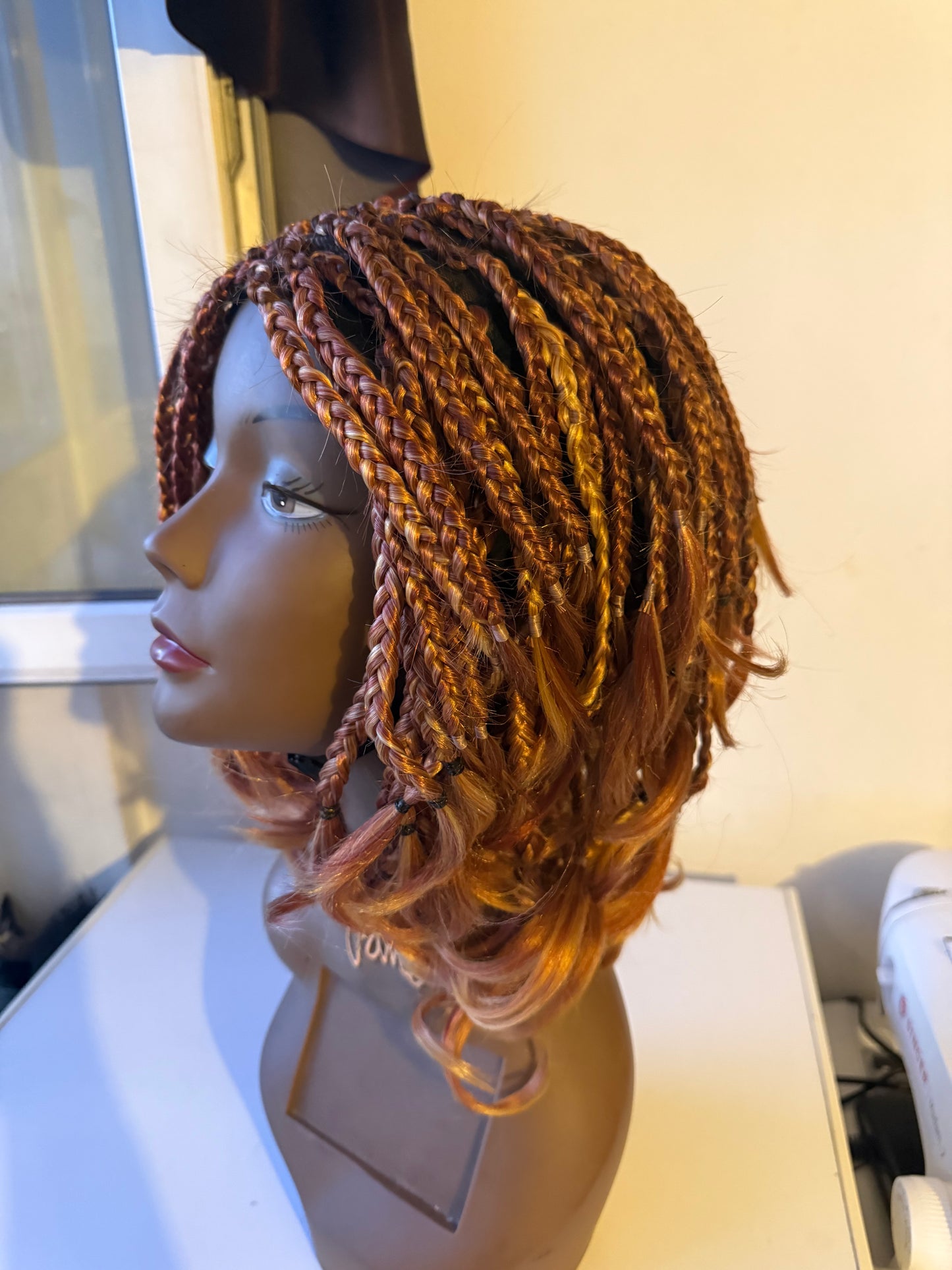 Perruque tressée courte avec closure - Tabata