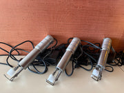 Máquina de injeção capilar elétrica para fabrico de extensões de cabelo injetadas em micropelícula.