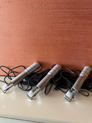 Máquina de injeção capilar elétrica para fabrico de extensões de cabelo injetadas em micropelícula.