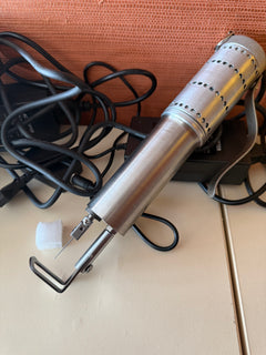 Máquina de injeção capilar elétrica para fabrico de extensões de cabelo injetadas em micropelícula.