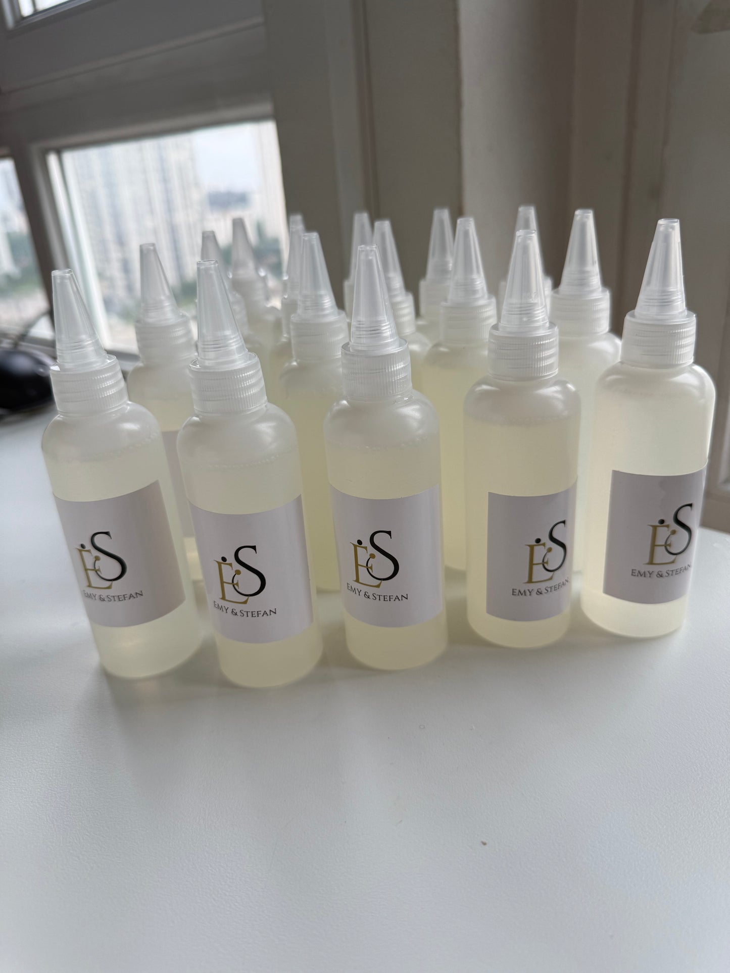 Colle pour scellement des cheveux injectés sur micro-peau