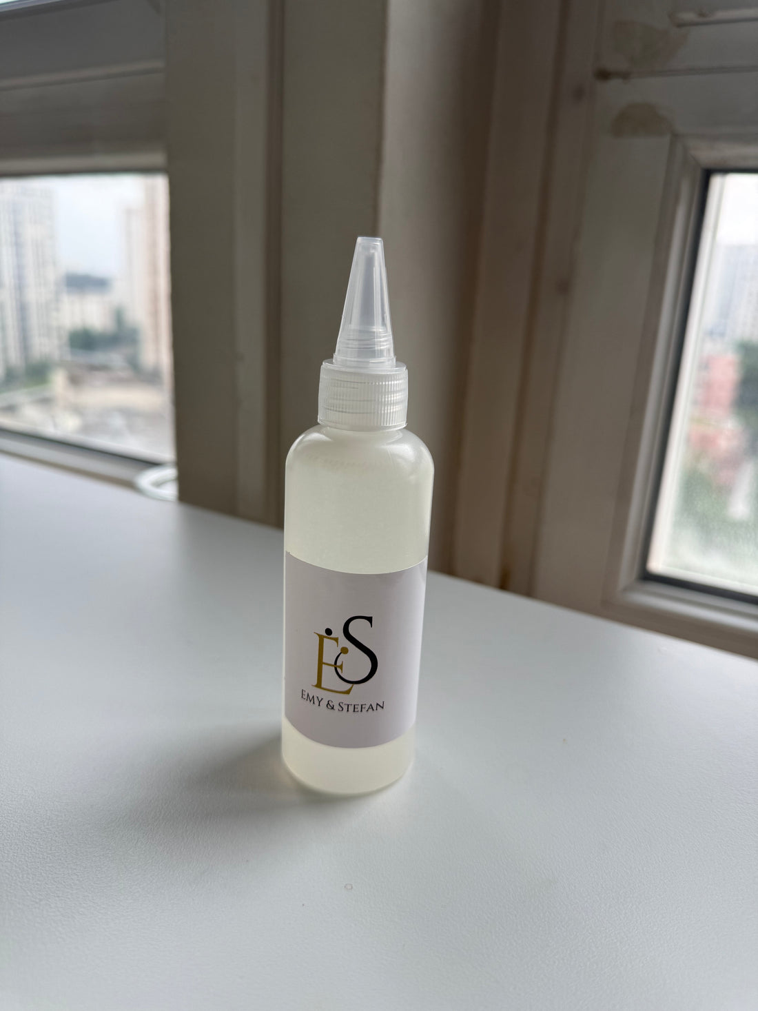 Colle pour scellement des cheveux injectés sur micro-peau