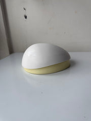 Support en caoutchouc incurvé pour l'injection de mèches de cheveux sur une micro-peau en vue de la fabrication de prothèses capillaires.