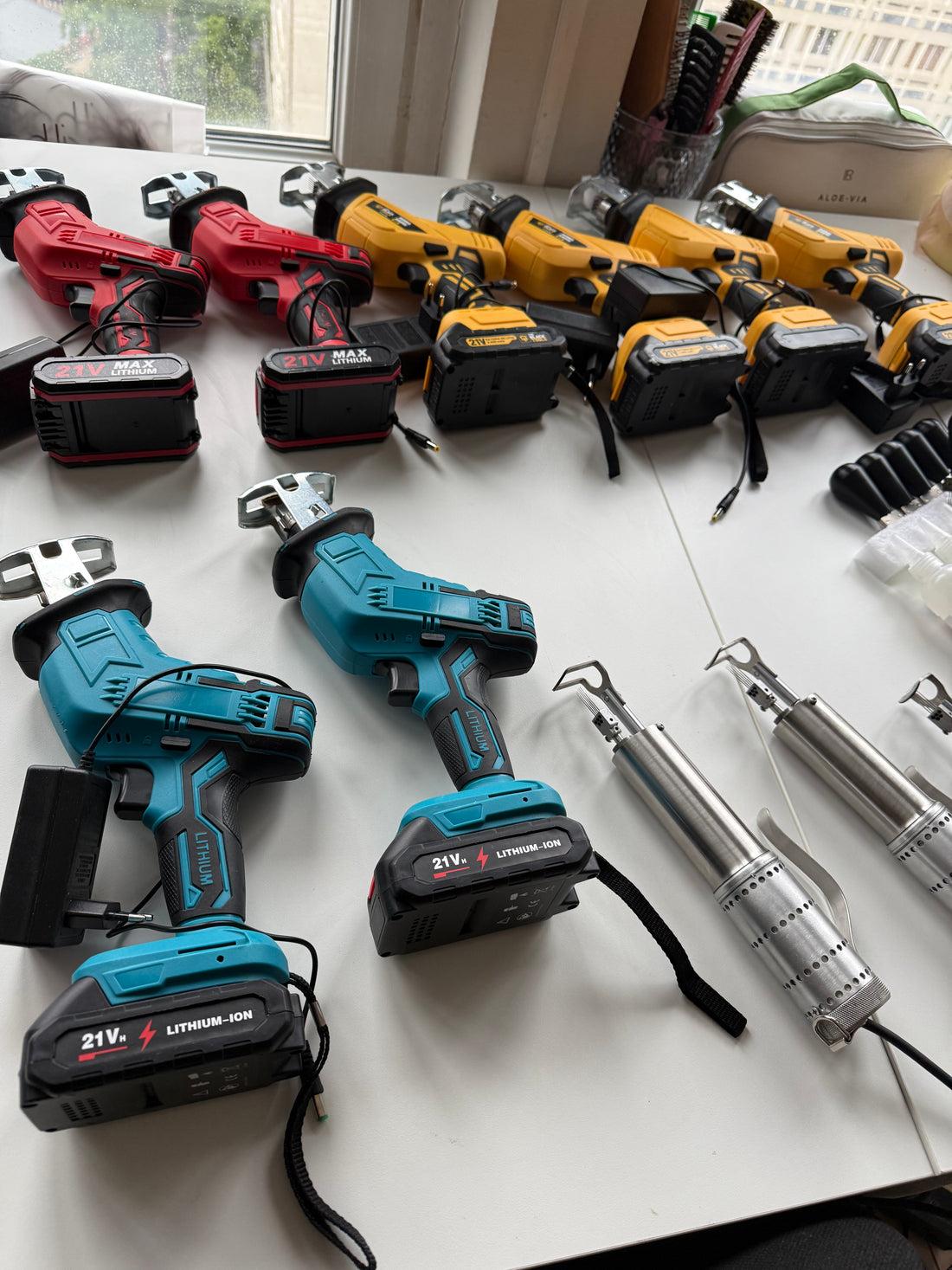 Máquina de injeção capilar elétrica para fabrico de extensões de cabelo injetadas em micropelícula.