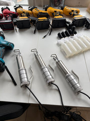 Máquina de injeção capilar elétrica para fabrico de extensões de cabelo injetadas em micropelícula.