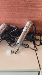 Máquina de injeção capilar elétrica para fabrico de extensões de cabelo injetadas em micropelícula.