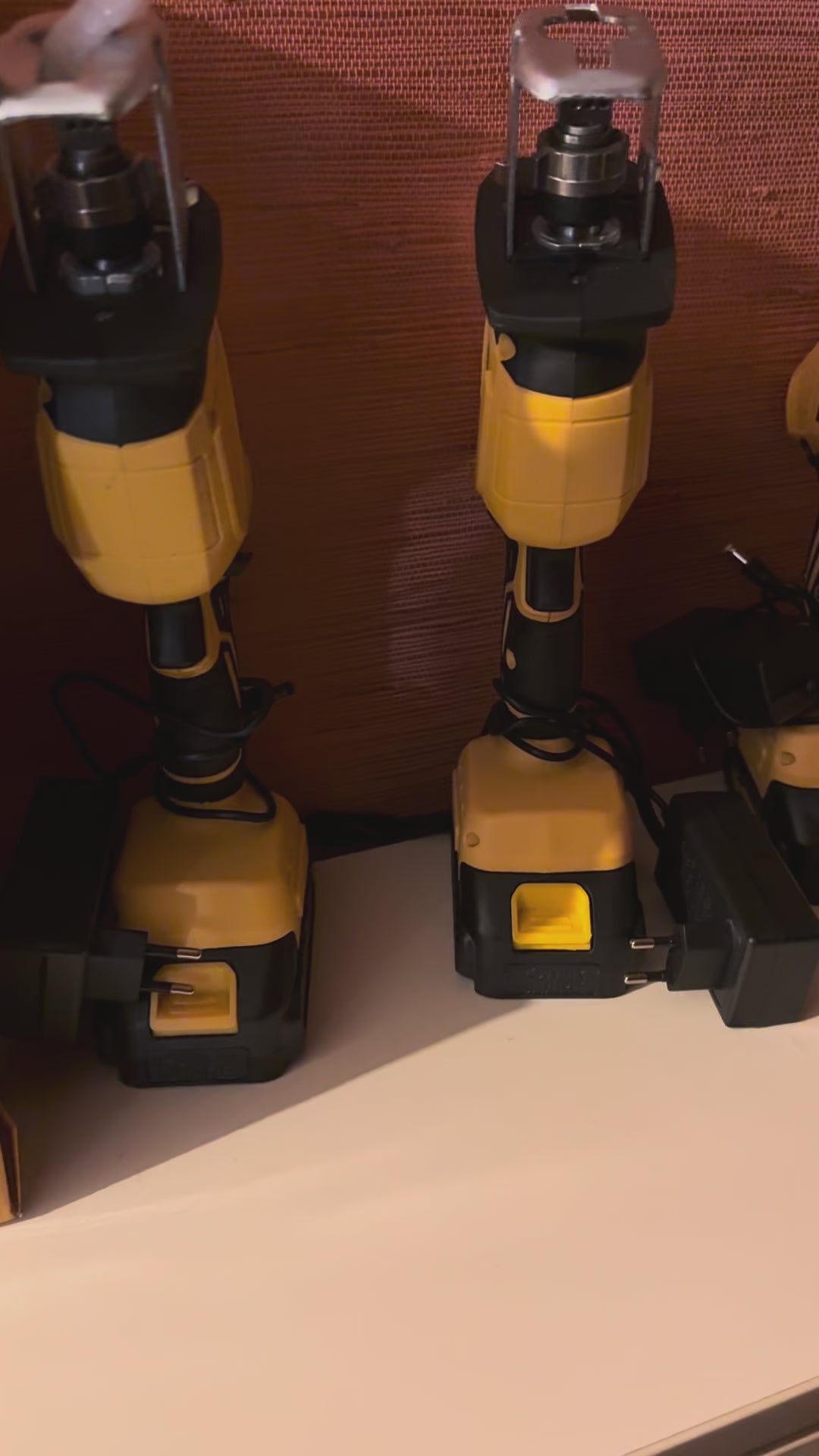 Máquina de injeção capilar elétrica para fabrico de extensões de cabelo injetadas em micropelícula.